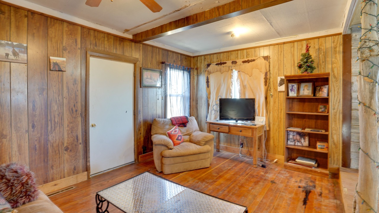 Photo of Livingroom in Lindsay