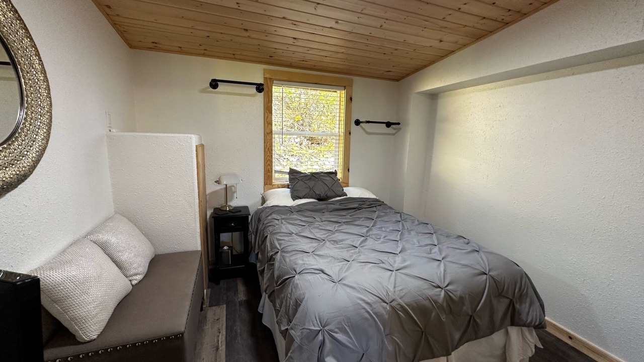 Photo of Bedroom in Garden Valley