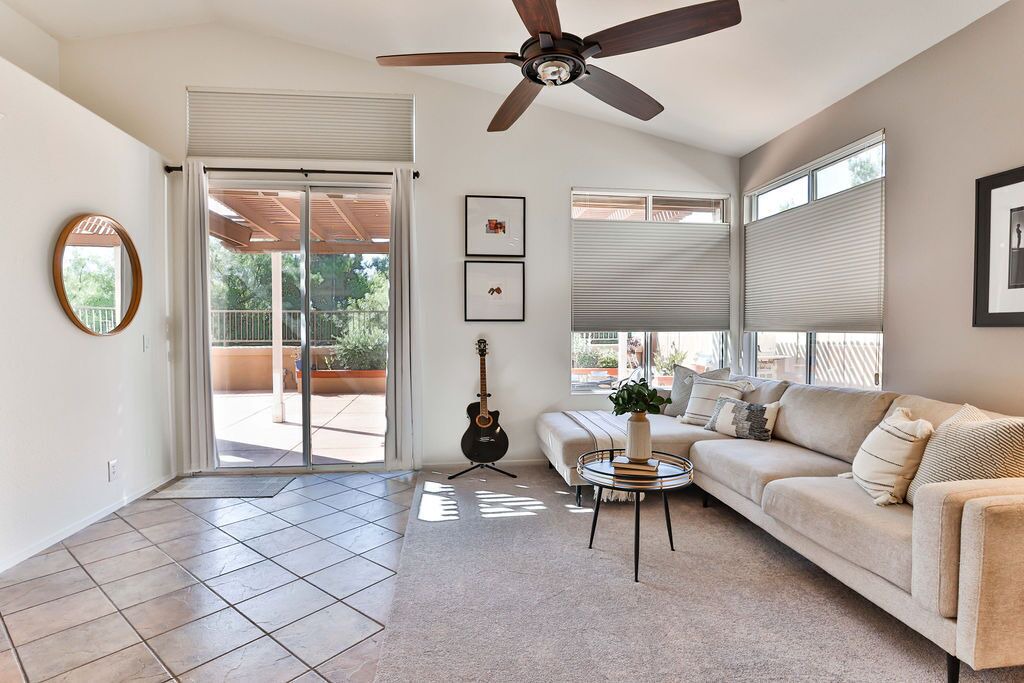 Photo of Livingroom in Eastlake Greens