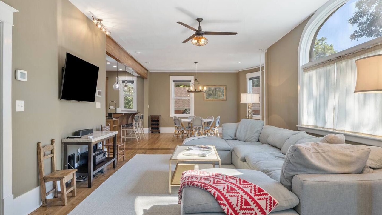 Photo of Livingroom in Historic Livingston