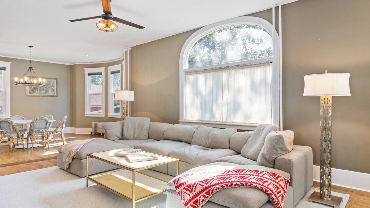 Photo of Livingroom in Historic Livingston