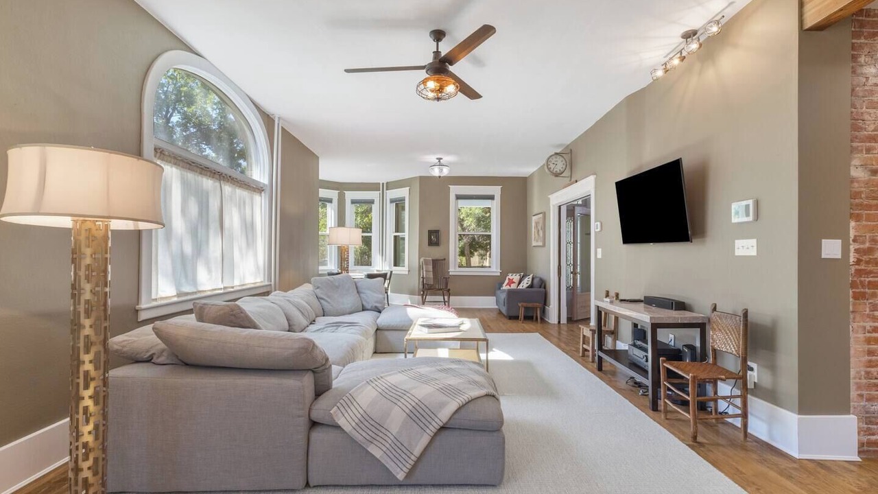 Photo of Livingroom in Historic Livingston