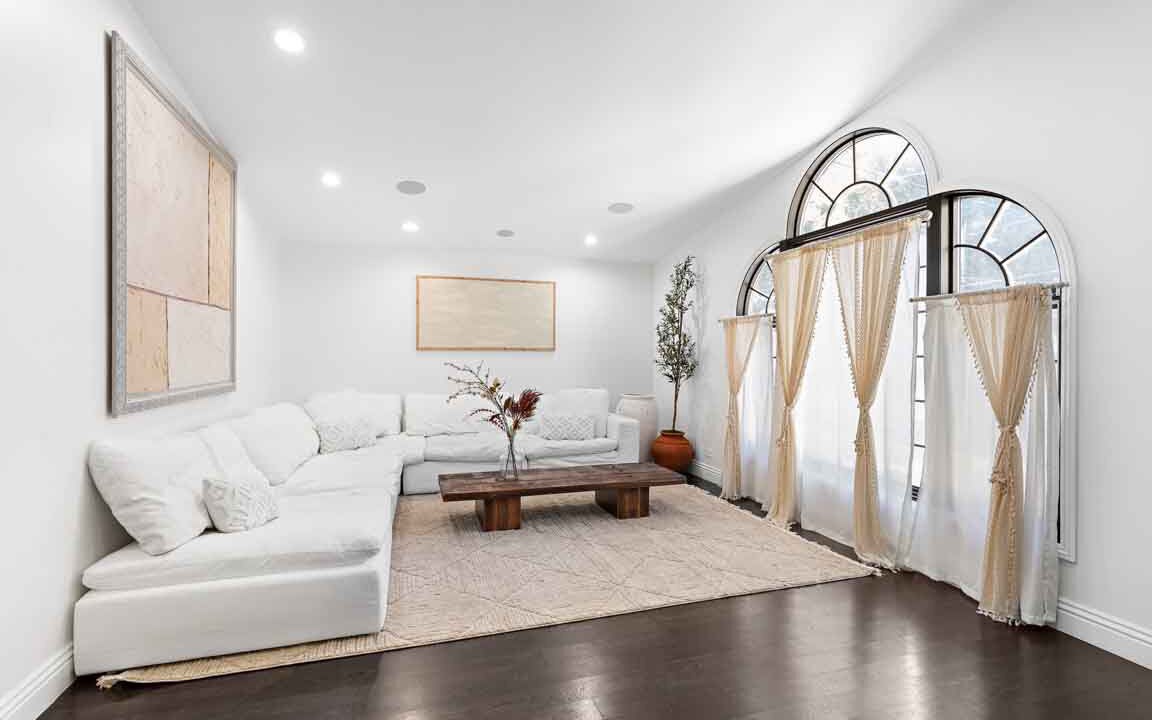 Photo of Livingroom in Beverly Glen