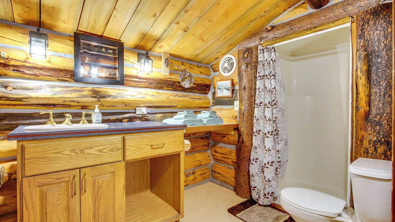 Photo of Bathroom in Silver Gate