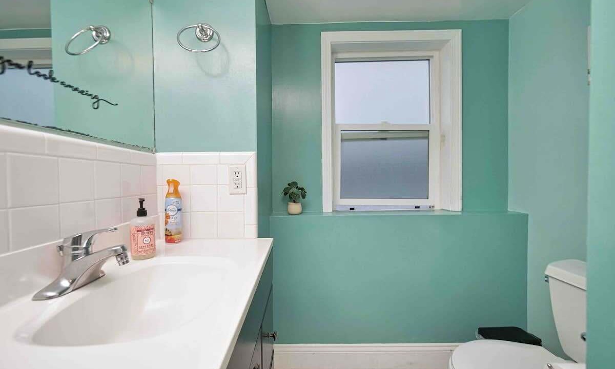 Photo of Bathroom in Oakland Ave - Harrison St