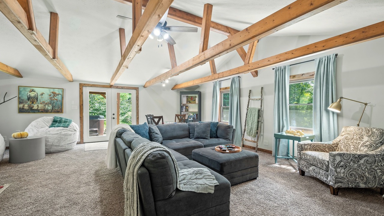 Photo of Livingroom in Helmsburg
