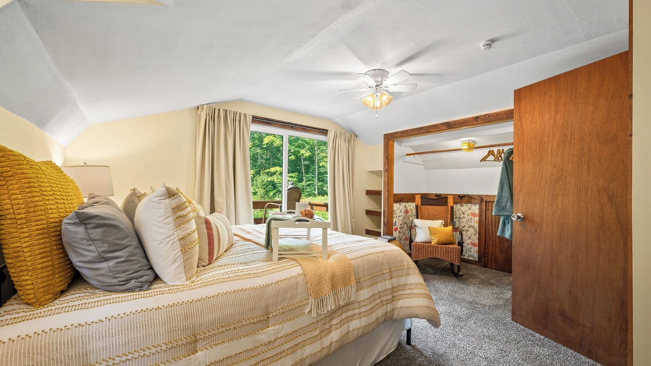 Photo of Bedroom in Helmsburg