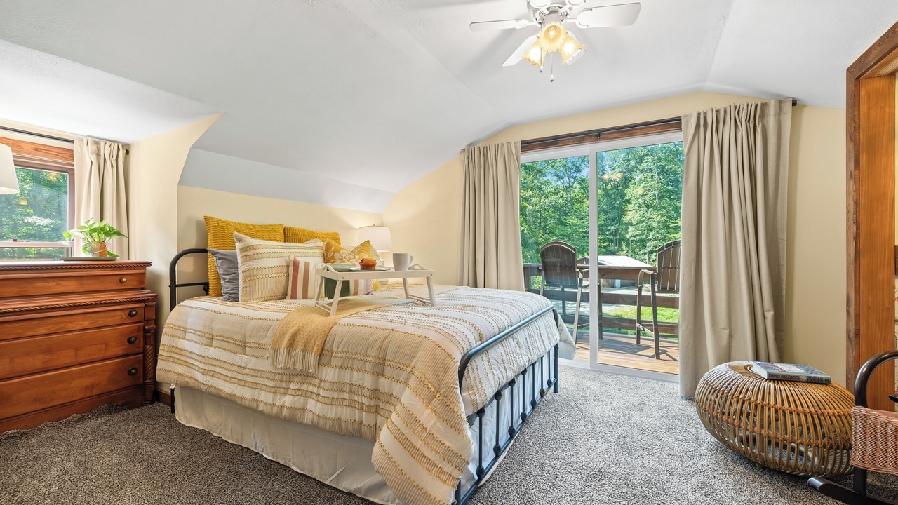 Photo of Bedroom in Helmsburg