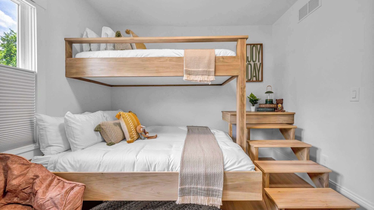 Photo of Bedroom in Detroit - Shoreway