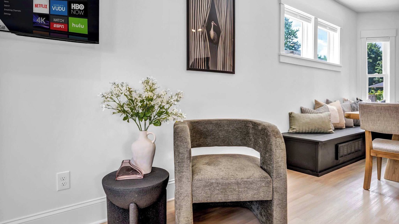 Photo of Livingroom in Detroit - Shoreway