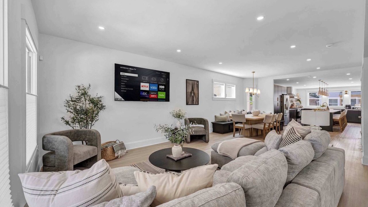Photo of Livingroom in Detroit - Shoreway
