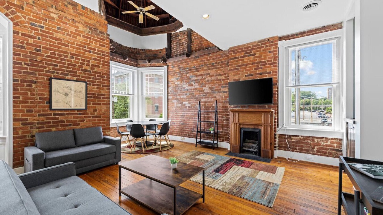 Photo of Livingroom in Monroe Ward