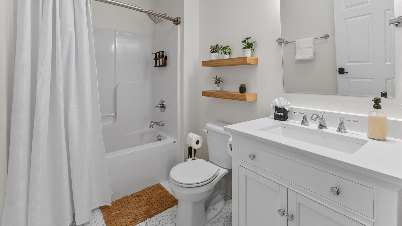 Photo of Bathroom in Lockerbie Square