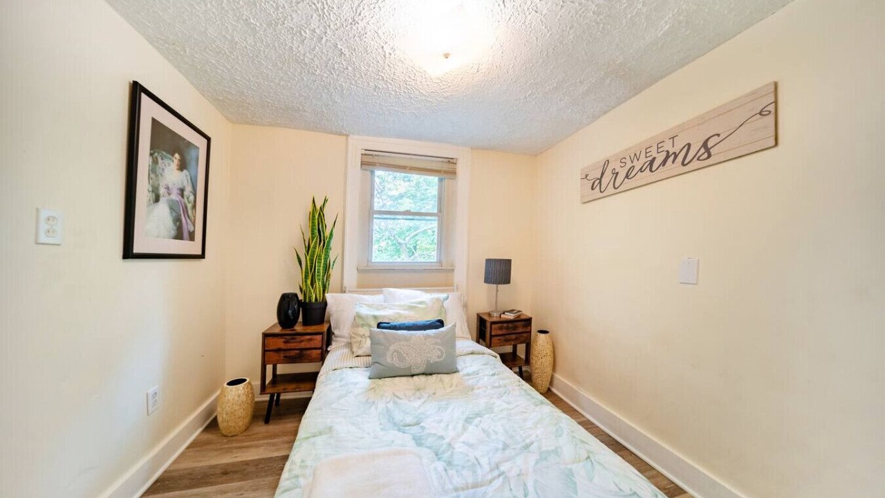 Photo of Bedroom in Cuyahoga Falls
