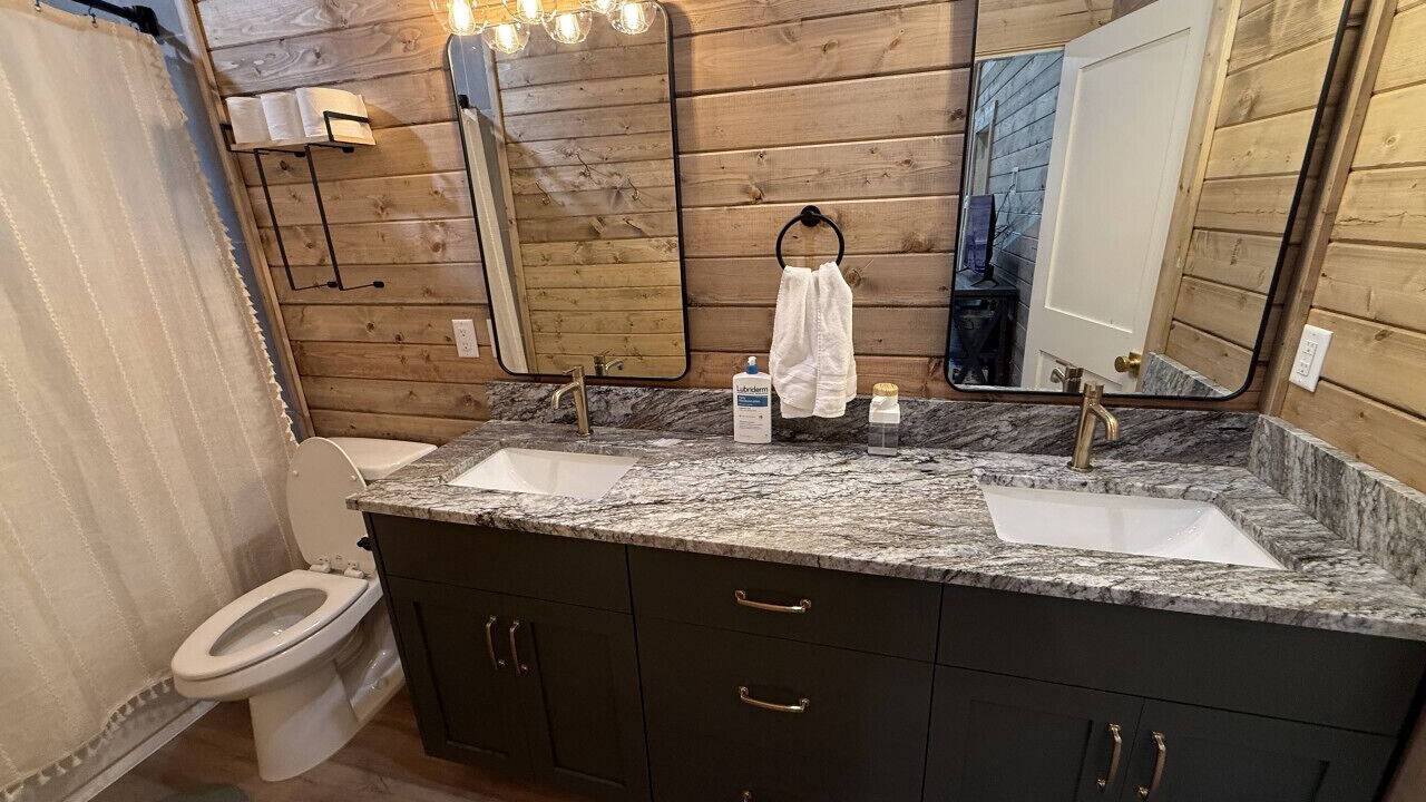 Photo of Bathroom in Island Park