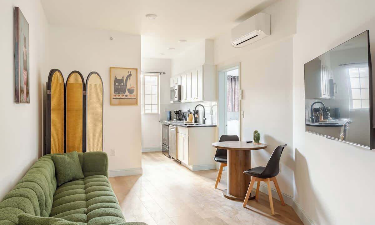 Photo of Livingroom in West Poplar