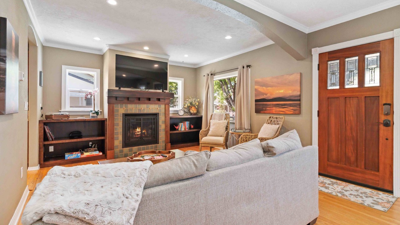 Photo of Livingroom in Depot Bench