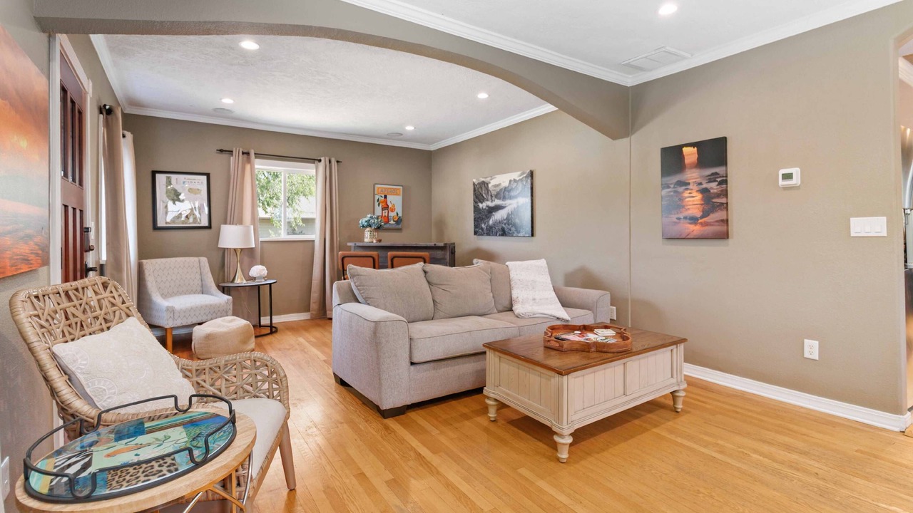 Photo of Livingroom in Depot Bench