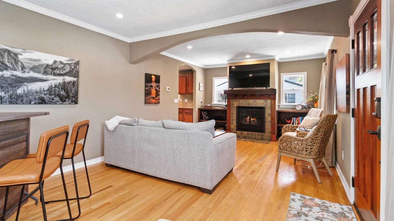 Photo of Livingroom in Depot Bench