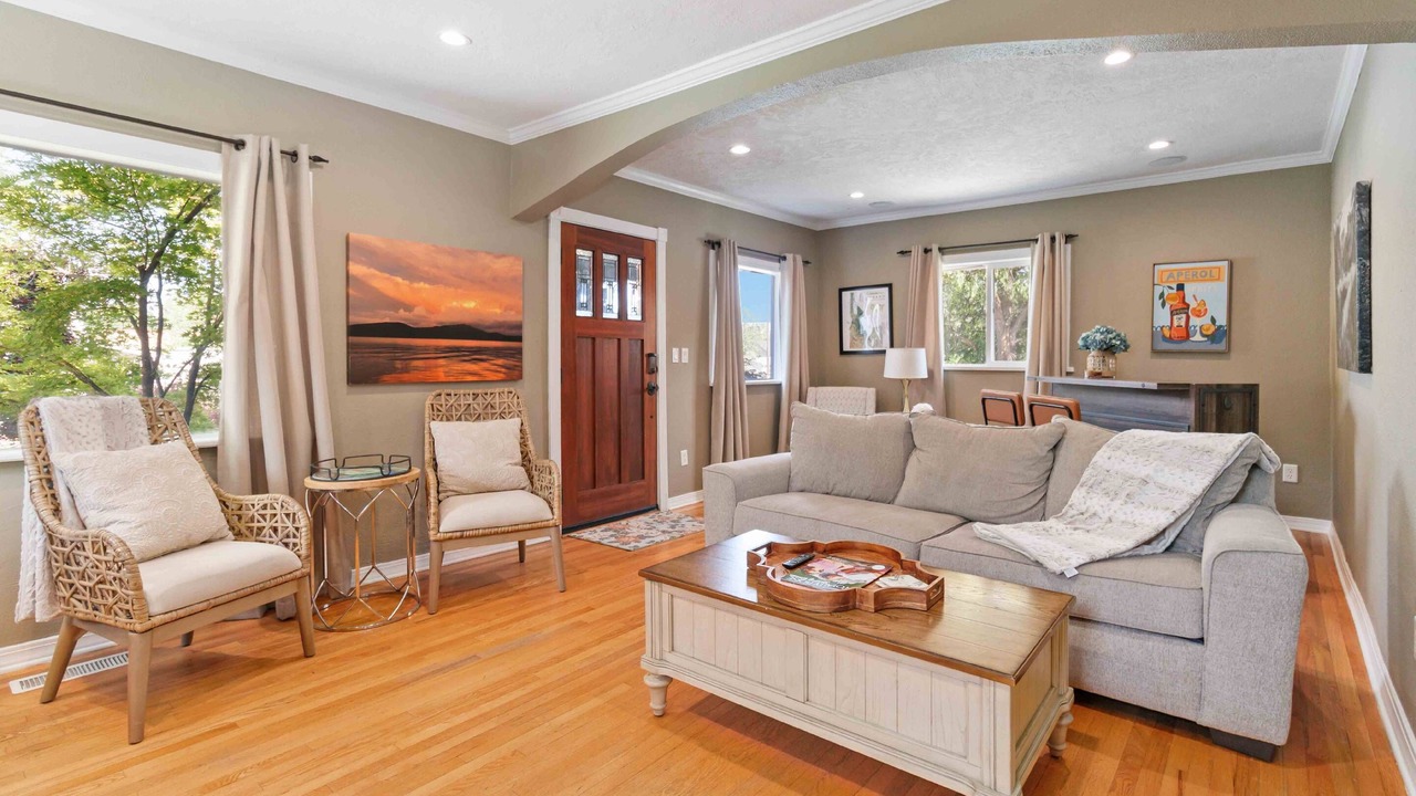 Photo of Livingroom in Depot Bench