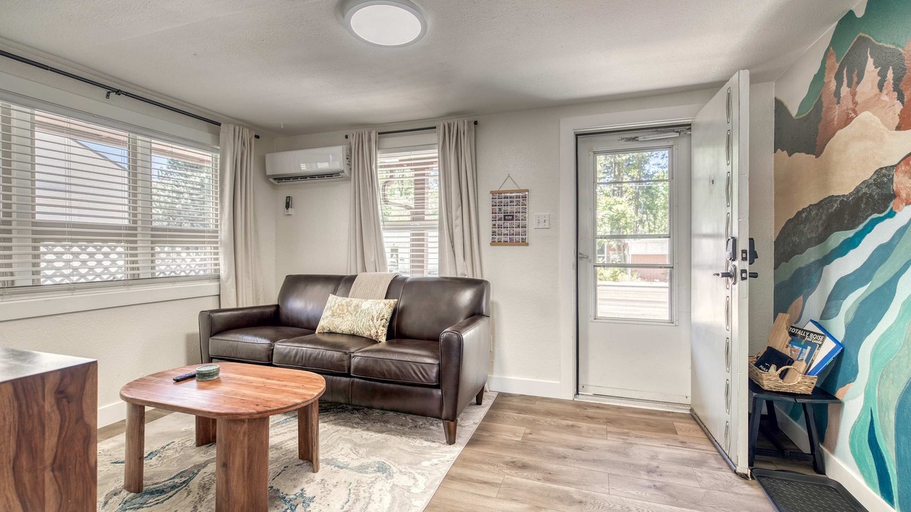 Photo of Livingroom in Depot Bench