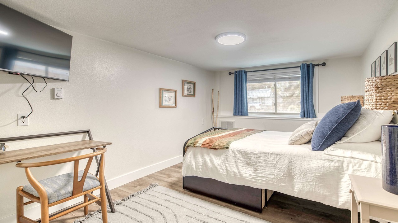 Photo of Bedroom in Depot Bench