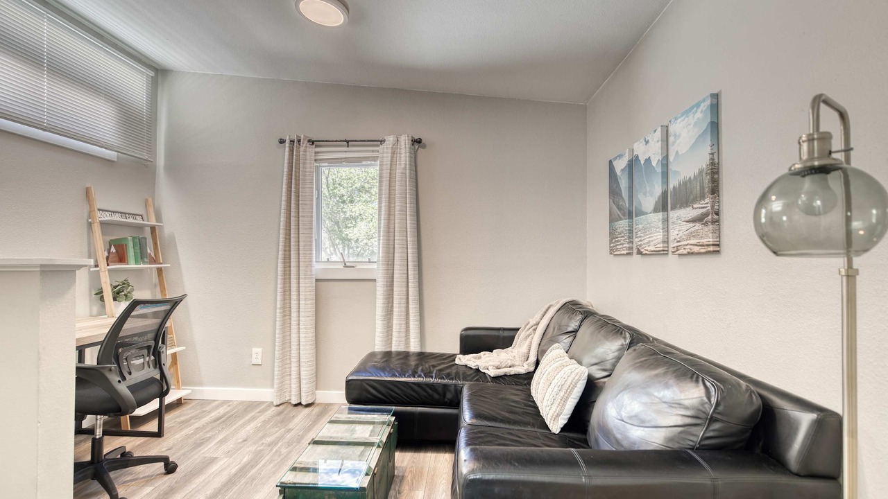 Photo of Livingroom in Depot Bench