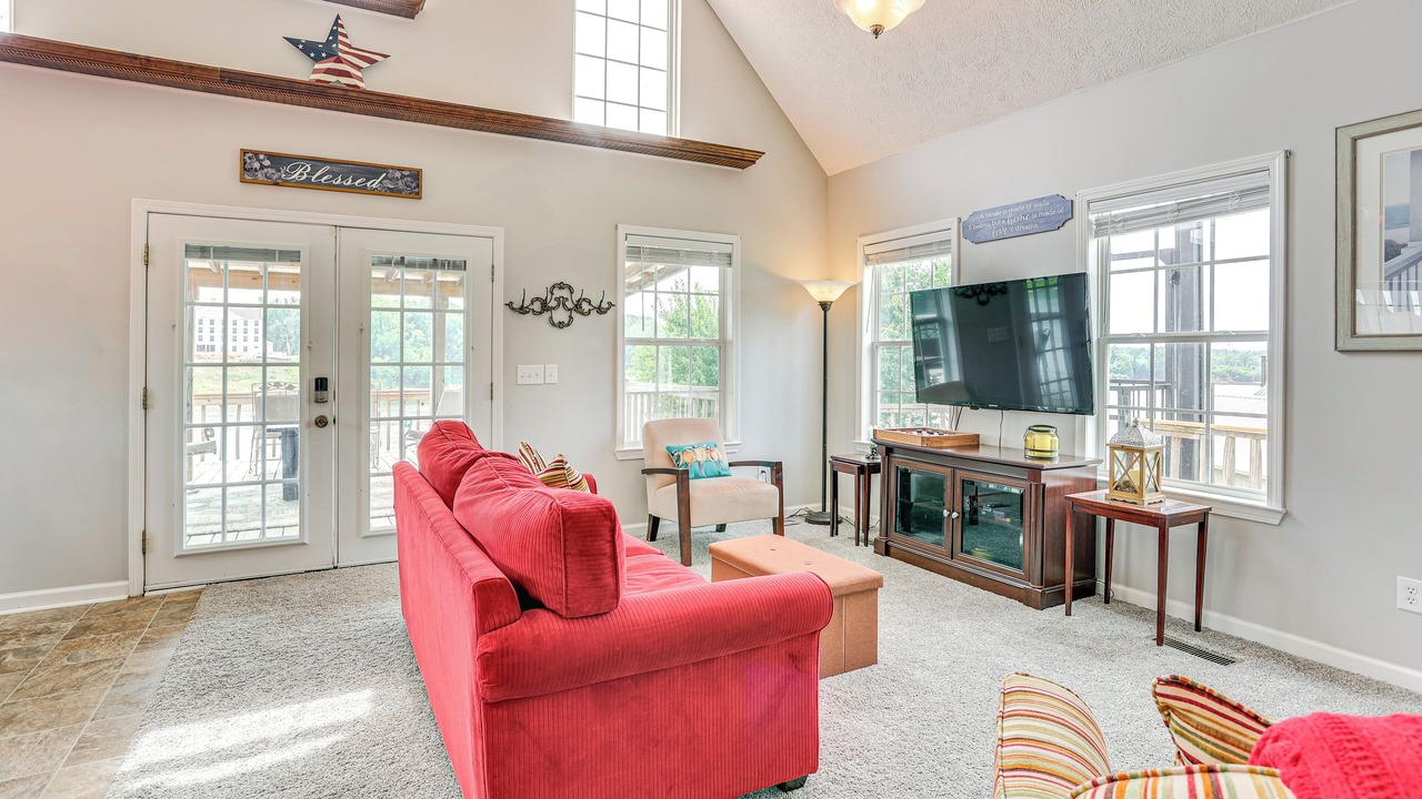 Photo of Livingroom in Morris Chapel