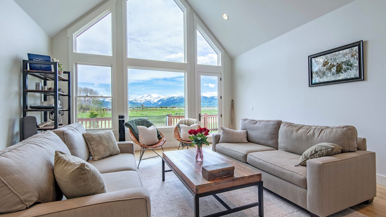 Photo of Livingroom in Leigh Creek Estates