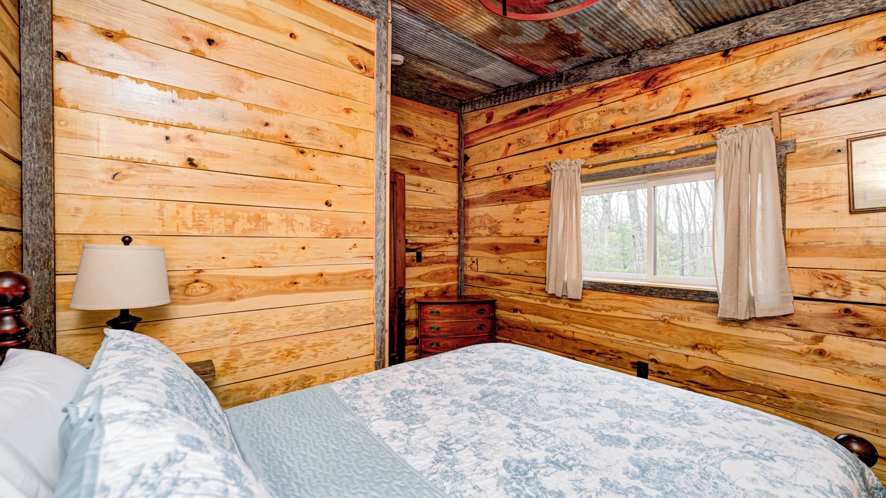 Photo of Bedroom in Helmsburg