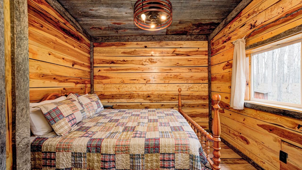 Photo of Bedroom in Helmsburg