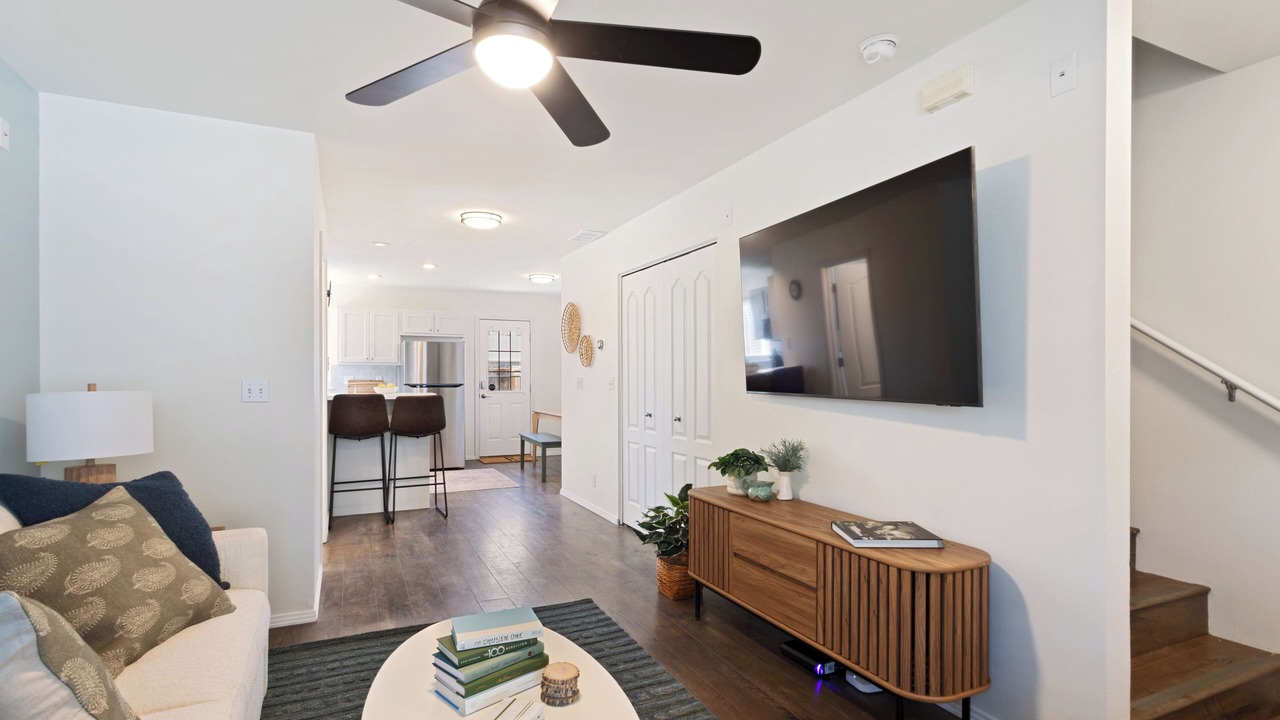 Photo of Livingroom in Depot Bench