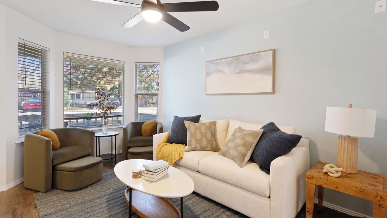 Photo of Livingroom in Depot Bench
