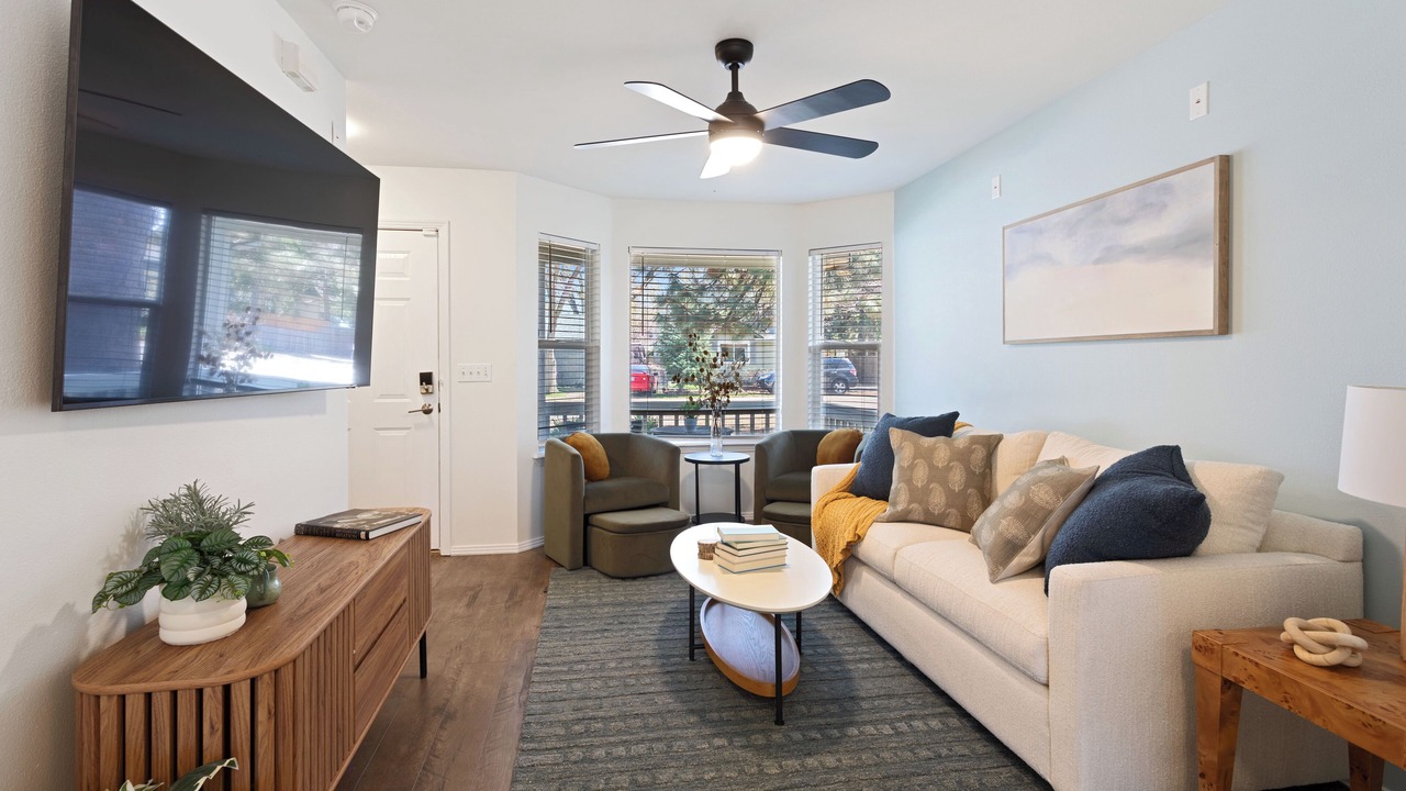 Photo of Livingroom in Depot Bench