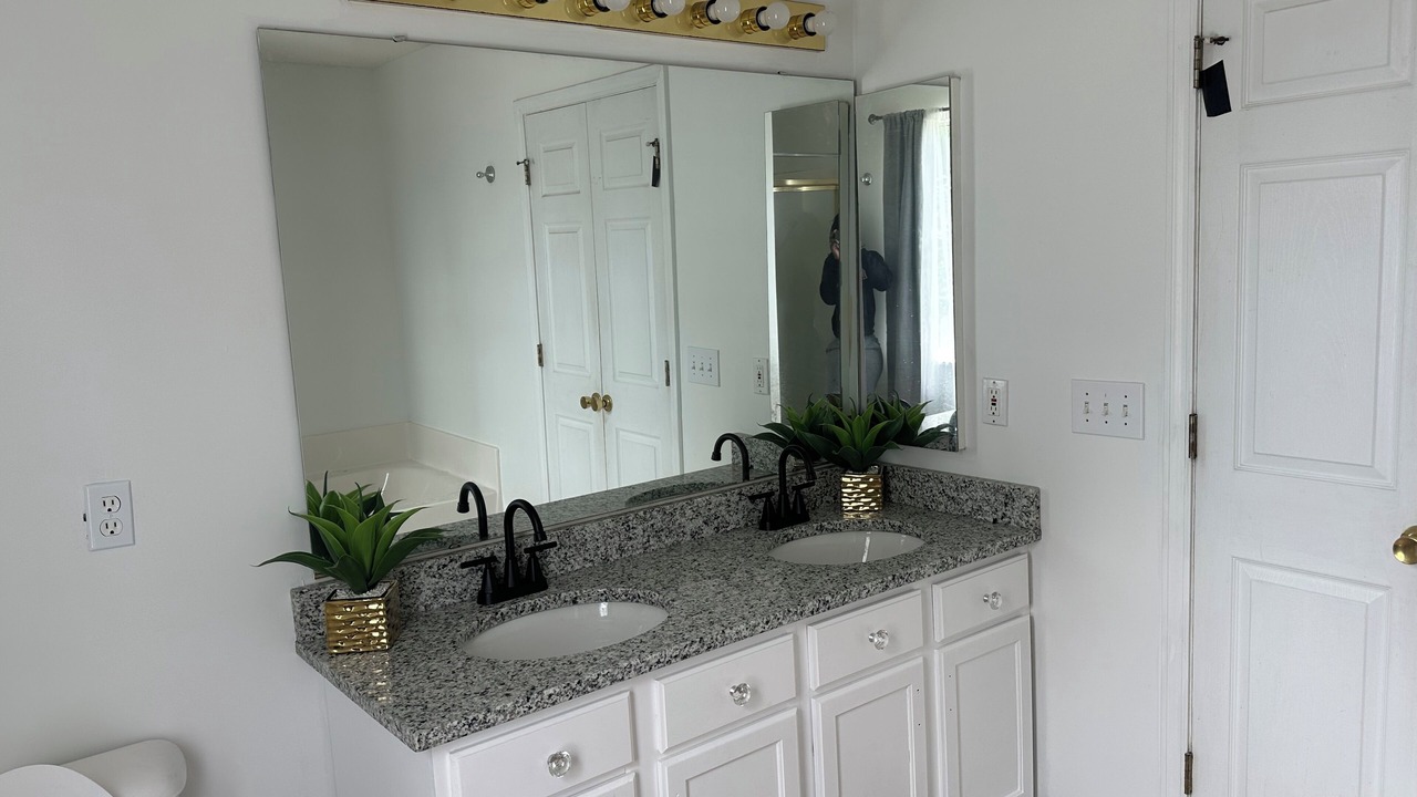 Photo of Bathroom in Huntcliff