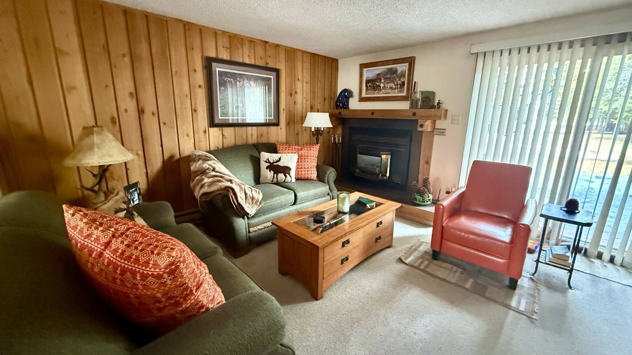 Photo of Livingroom in West Yellowstone