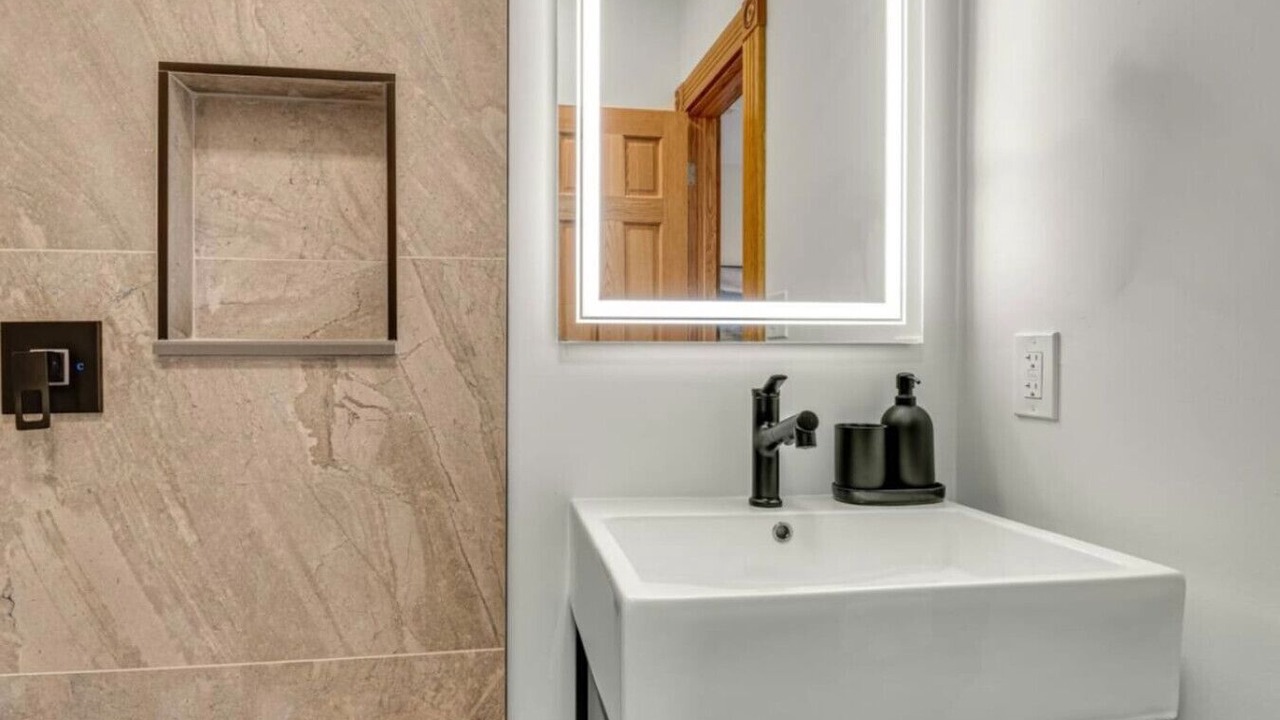 Photo of Bathroom in Lockerbie Square