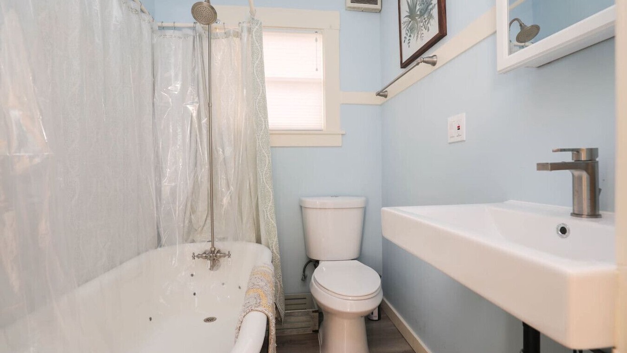 Photo of Bathroom in Piedmont Avenue