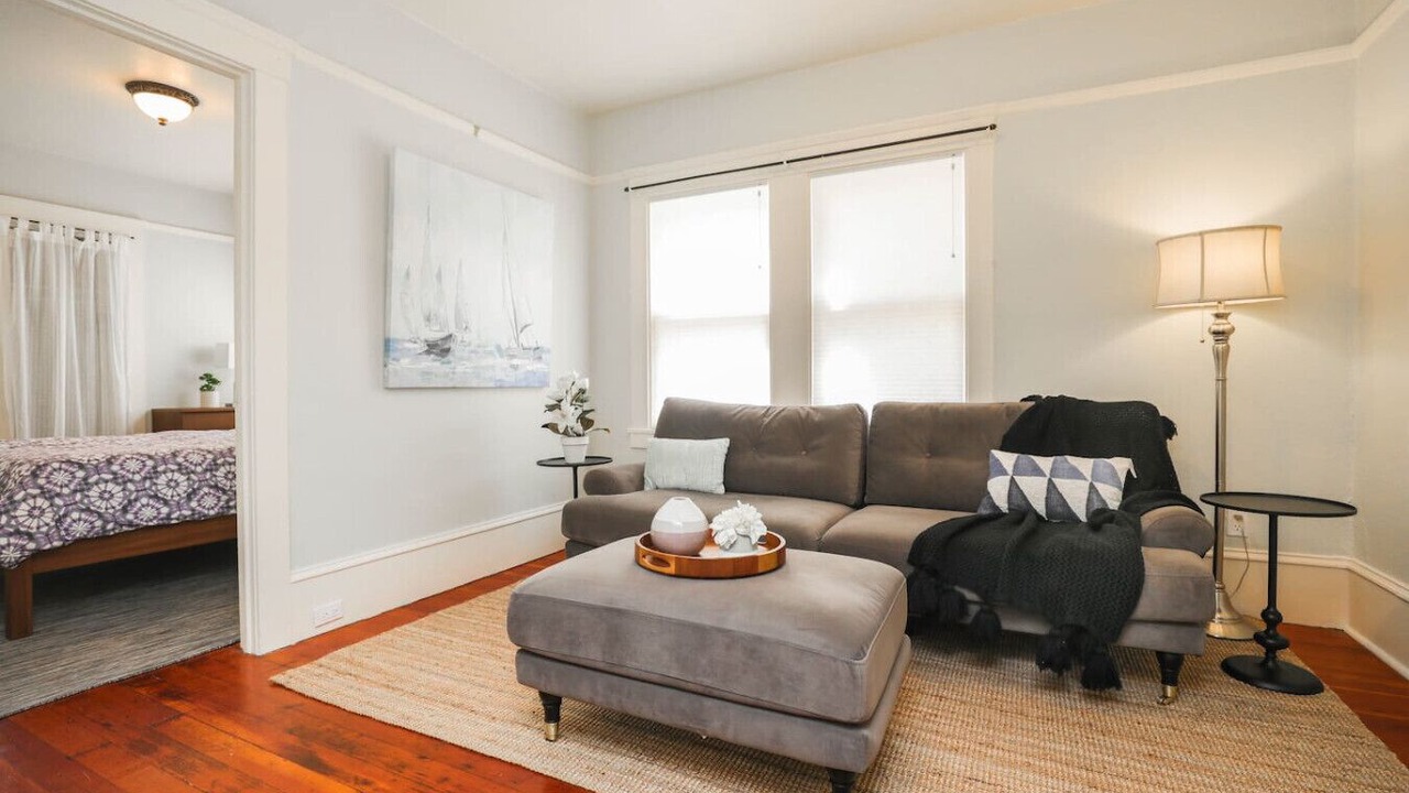 Photo of Livingroom in Piedmont Avenue