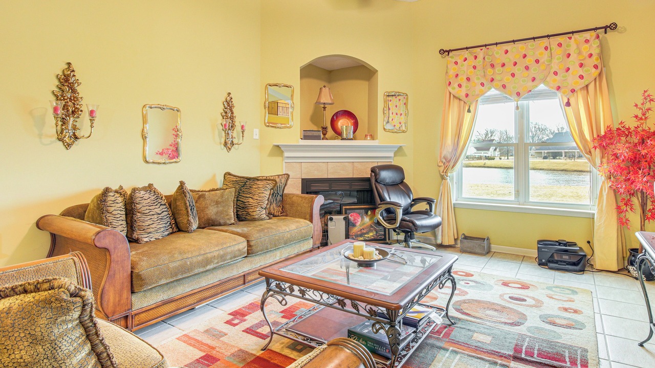 Photo of Livingroom in Lakes of Forest Hill