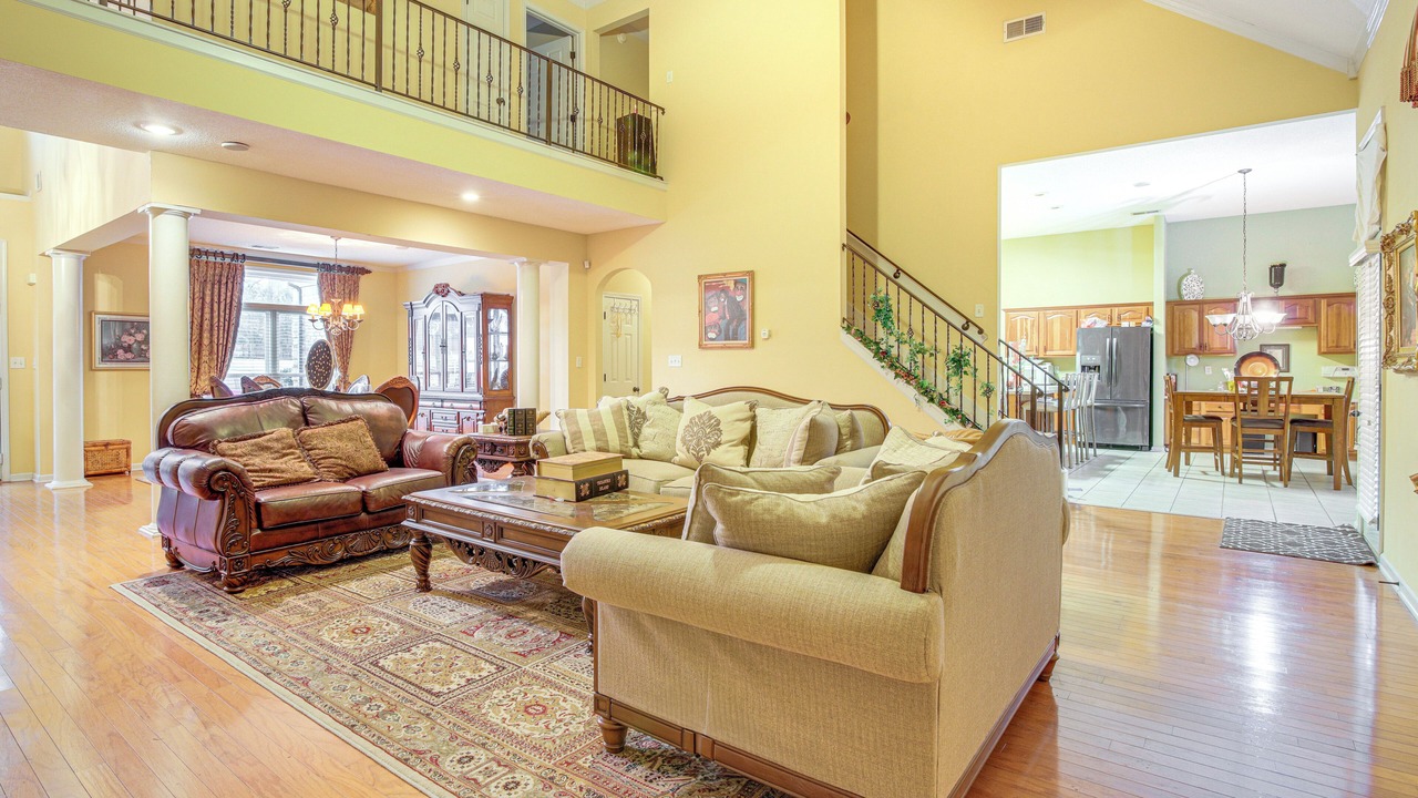 Photo of Livingroom in Lakes of Forest Hill