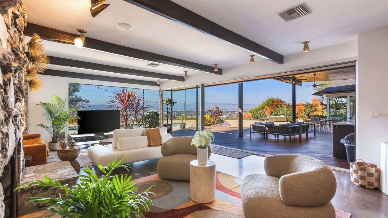 Photo of Livingroom in Baldwin Hills