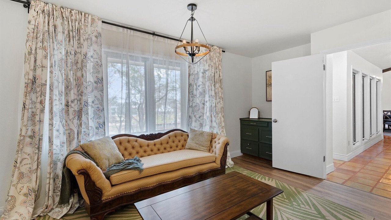 Photo of Livingroom in McQueeney