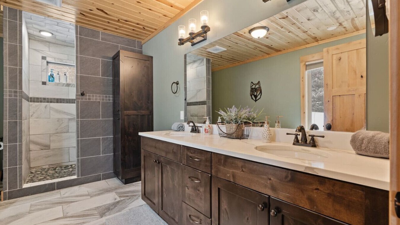 Photo of Bathroom in Island Park
