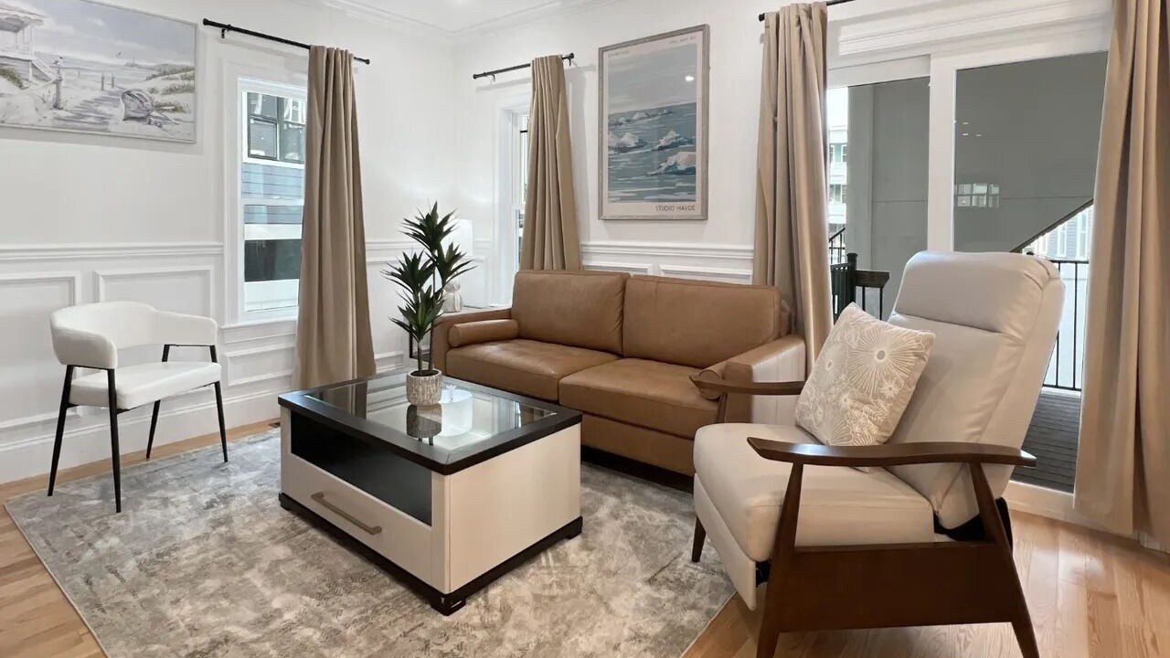 Photo of Livingroom in Forest Hills - Woodbourne