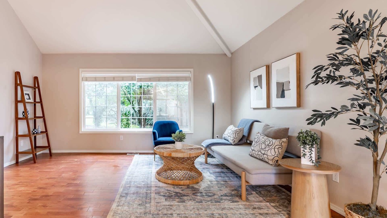 Photo of Livingroom in Inglewood-Finn Hill