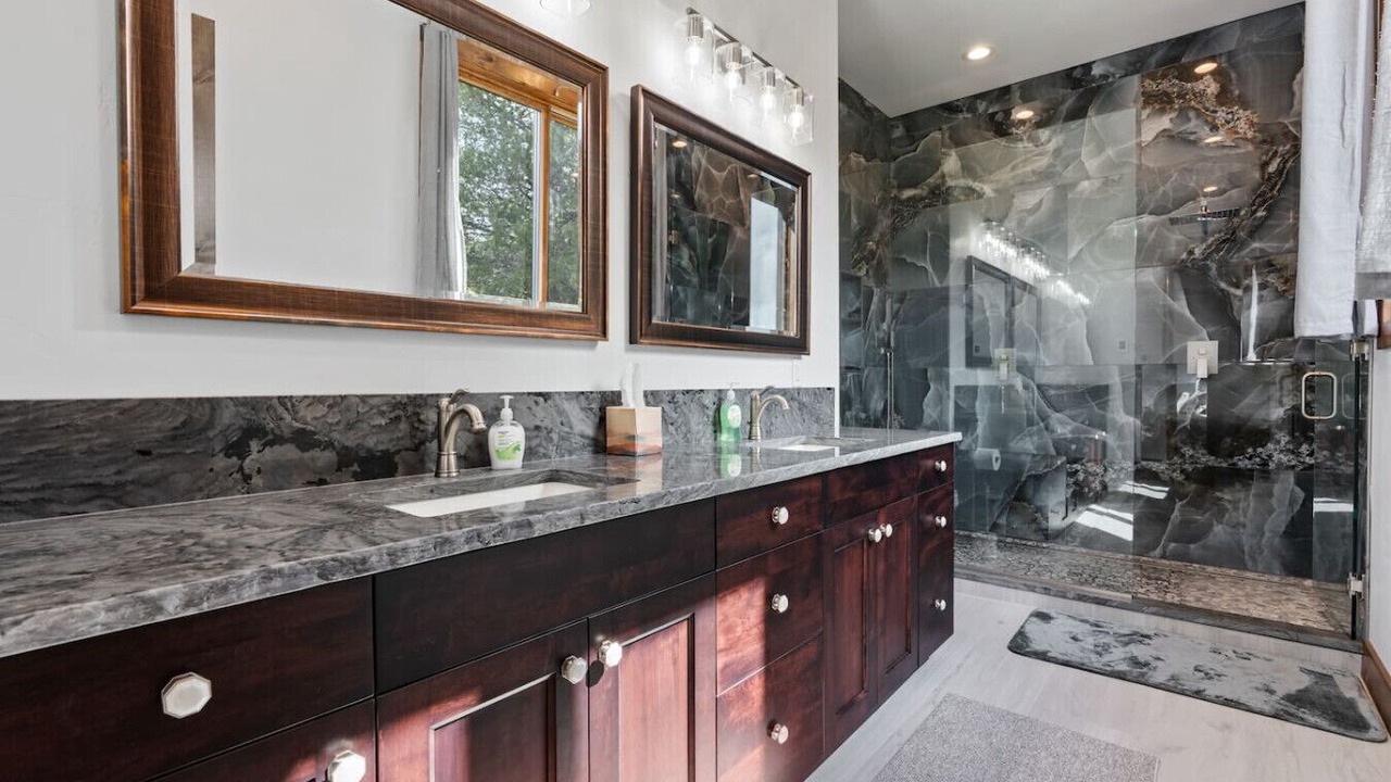 Photo of Bathroom in Island Park