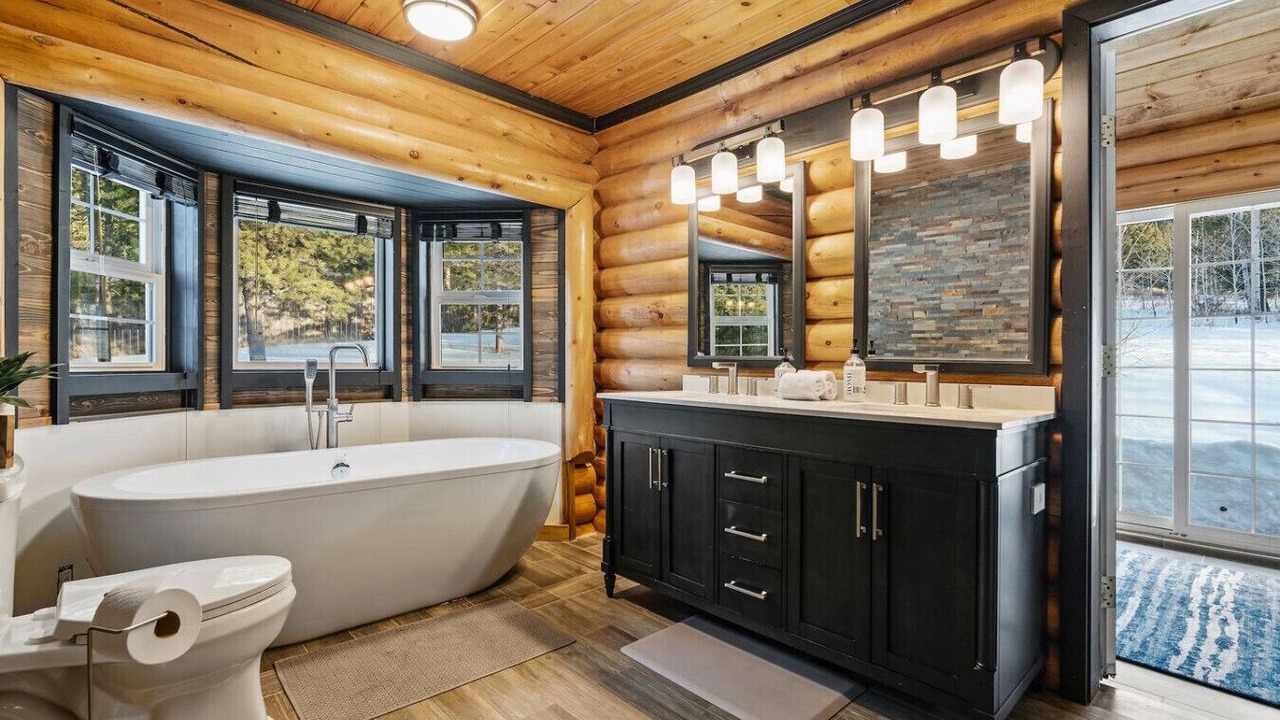 Photo of Bathroom in Island Park