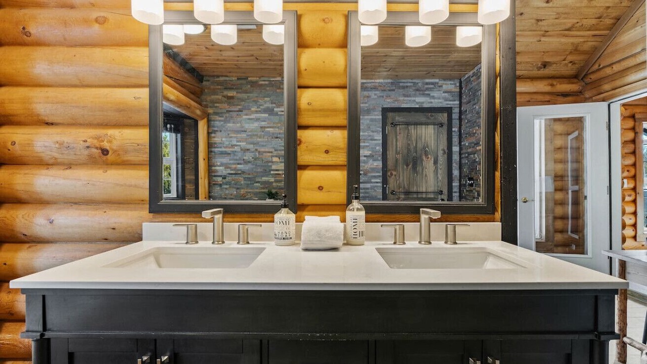 Photo of Bathroom in Island Park