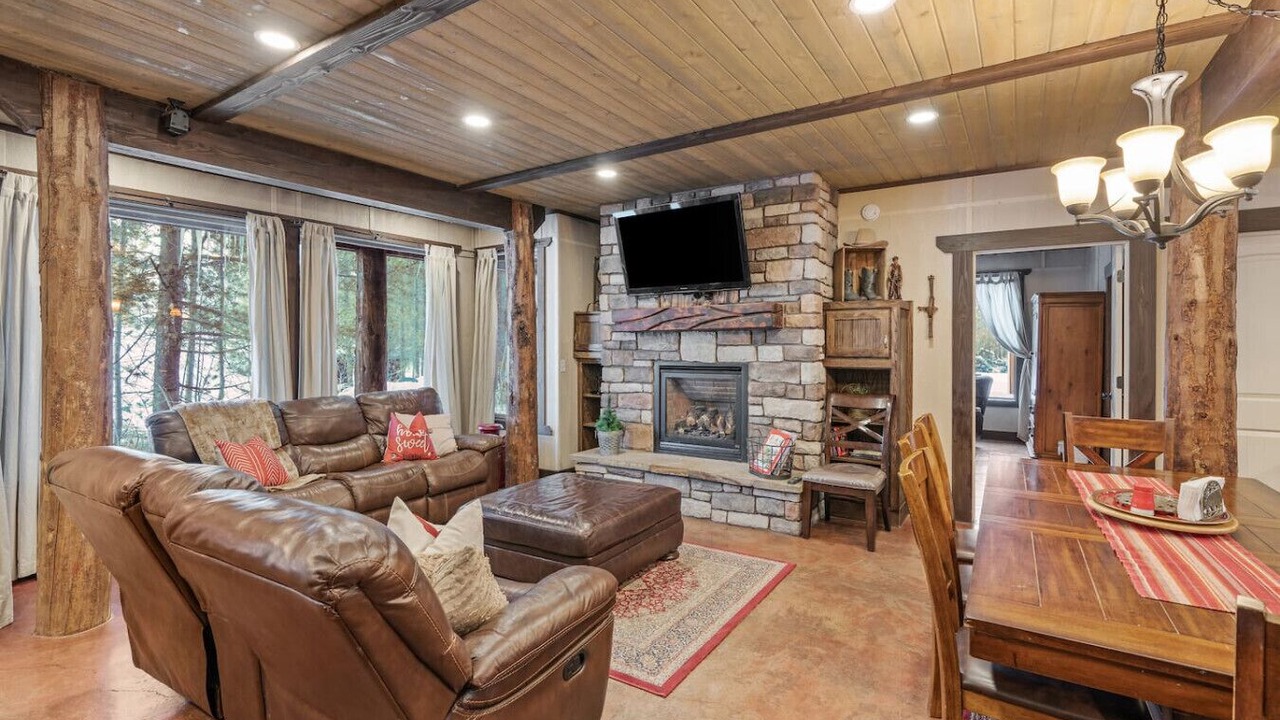 Photo of Livingroom in Last Chance